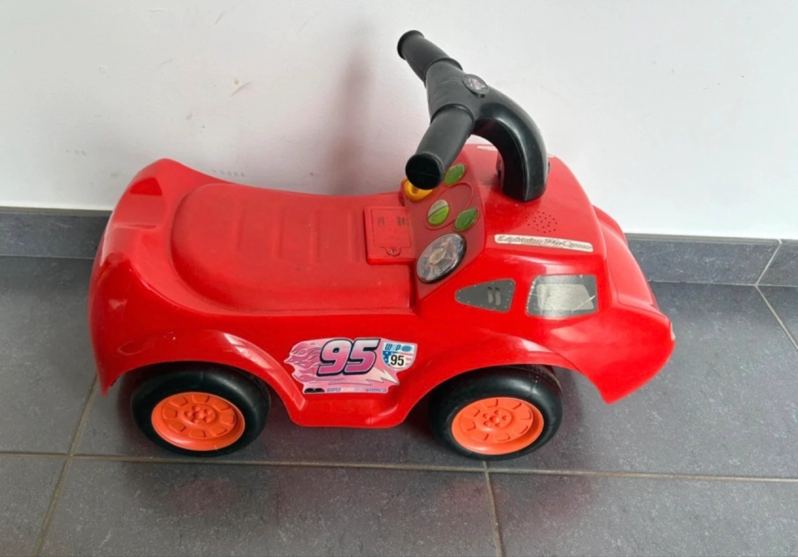 Rood loopautootje geinspireerd op Cars